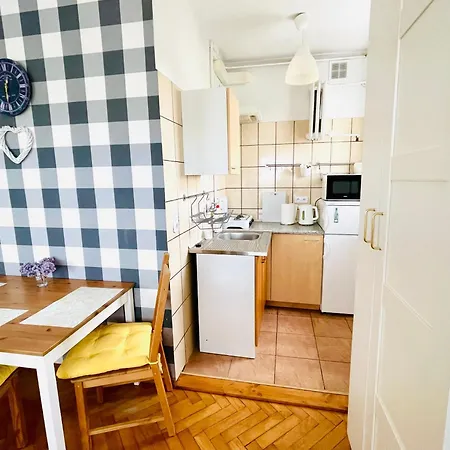 Cozy Yellow In Wrzeszcz *